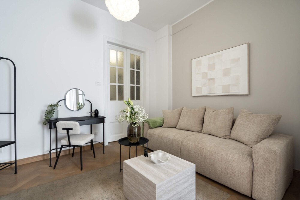 Calea 3BR Victoriei Stunner - Two Living Rooms - Balconies on the Avenue