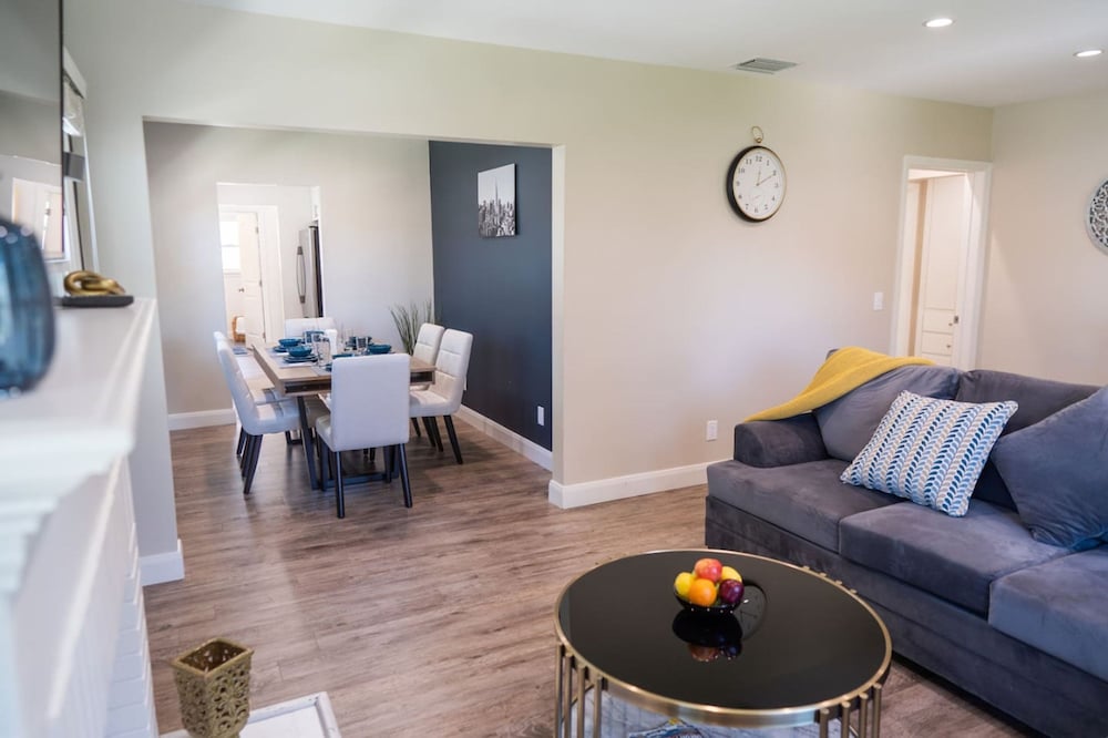 Remodeled 3BR House w Hot Tub Fenced Yard p58