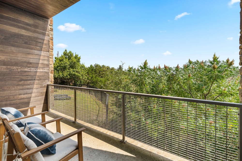 Luxury 4BR Hilltop Retreat With Scenic Views