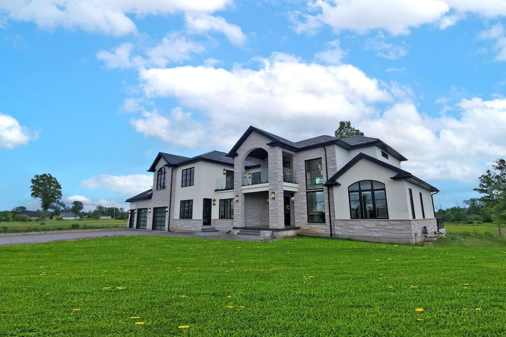 Lucky Mansion Luxury Villa in Fort Erie