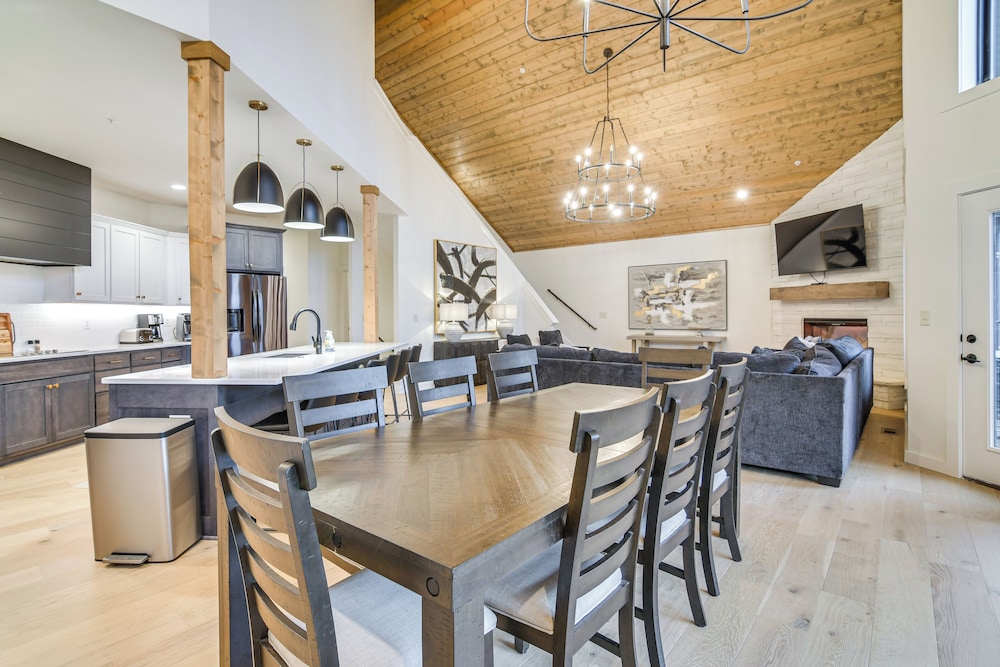 Fireplace + Lake Access: Waterfront Branson Escape