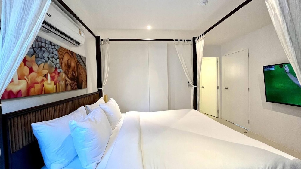 B6 - 1 Bdr Modern Condo With Balcony and Pool, Karon