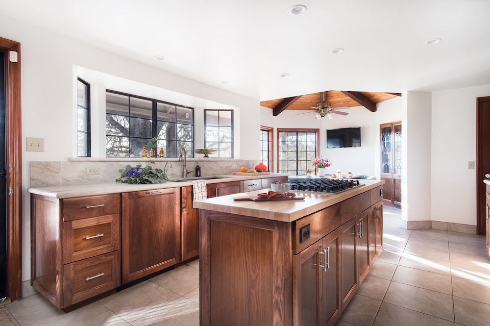 Cathedral by Avantstay Charming Secluded Estate w Sauna Pool Table Views of the Rolling Hills