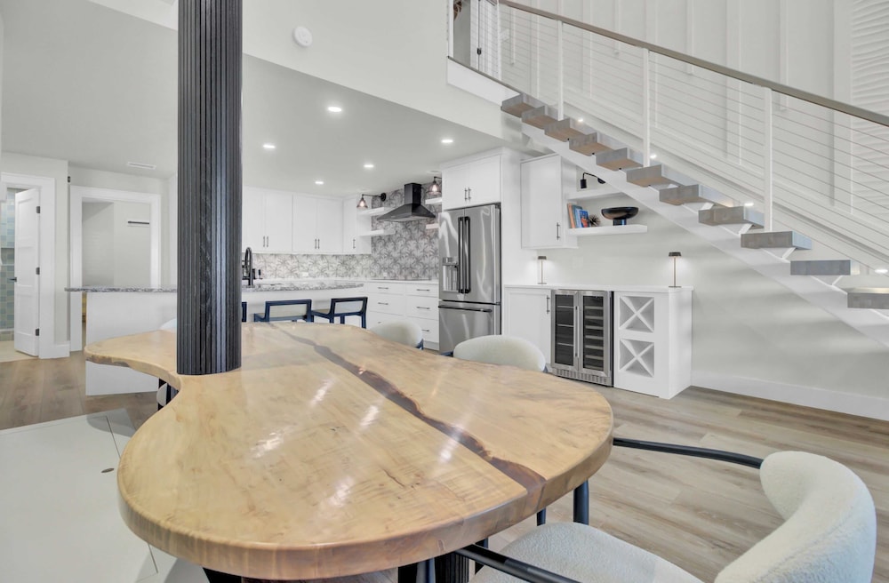 516 Seascape Oceanfront Condo With Pool Access in Wild Dunes