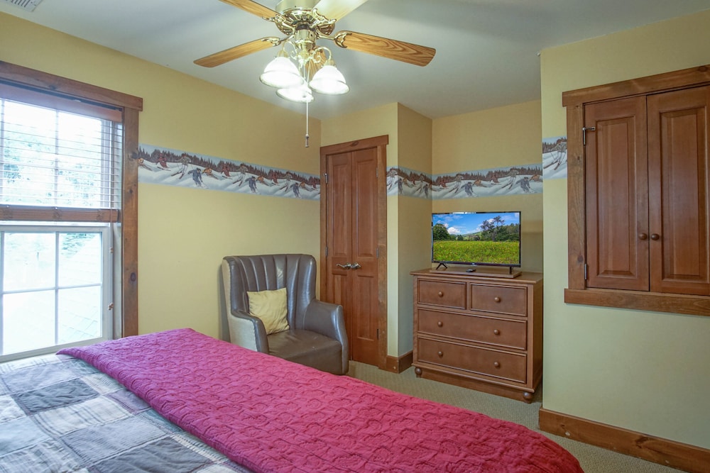 Camp 4 # 11: 3 Bedrooms + Bonus Sleeping Den, 3.5 Baths: Slope Side