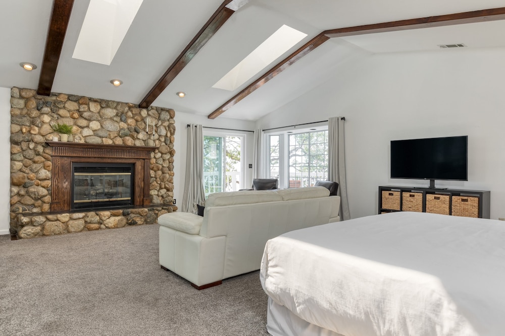 Enchanted Forest by Avantstay Indoor Hot Tub!