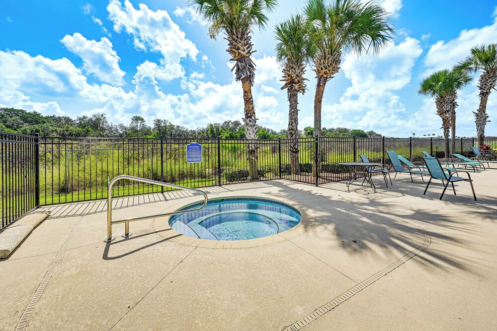Pet-friendly Gem w/ Yard & Pool Access in Sebring
