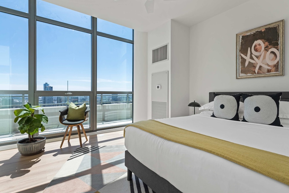 Designer 3BR PH Near Fulton Market