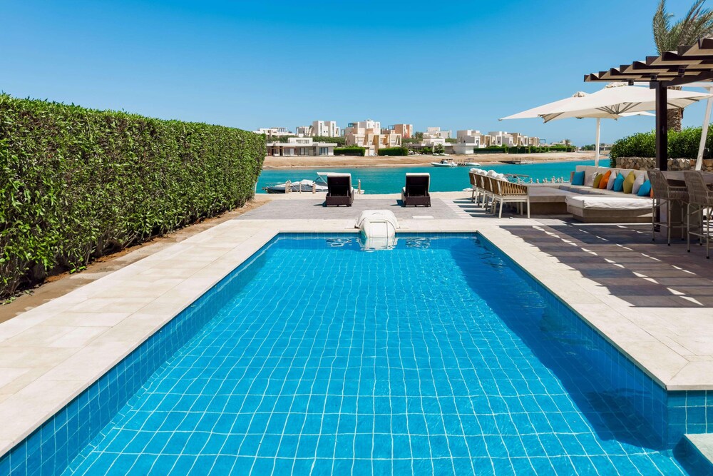 Posh & Eclectic 4 BDR Villa @ Fanadir Bay