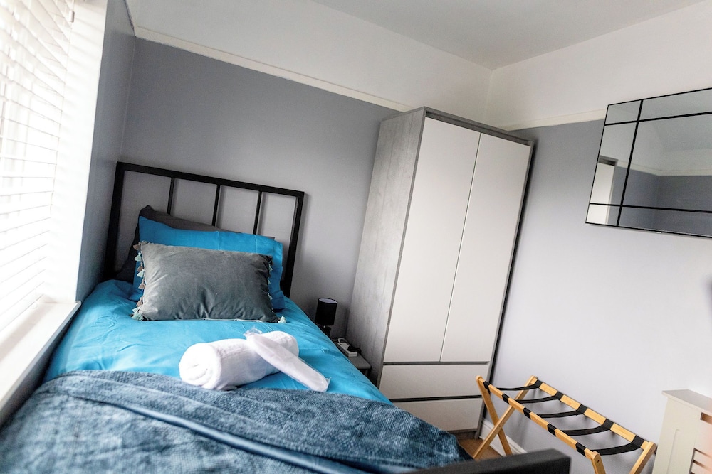 Beautiful Wythenshawe Home Near Airport With Garden & Parking Sleeps 5
