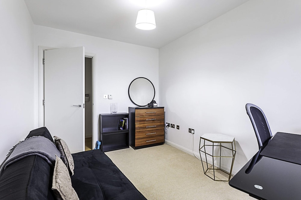 Trendy Queen's Park Apartment With Views Across London