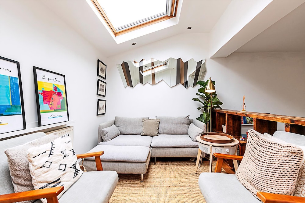 Modern & Airy 2-bed Gem in Trendy Stoke Newington
