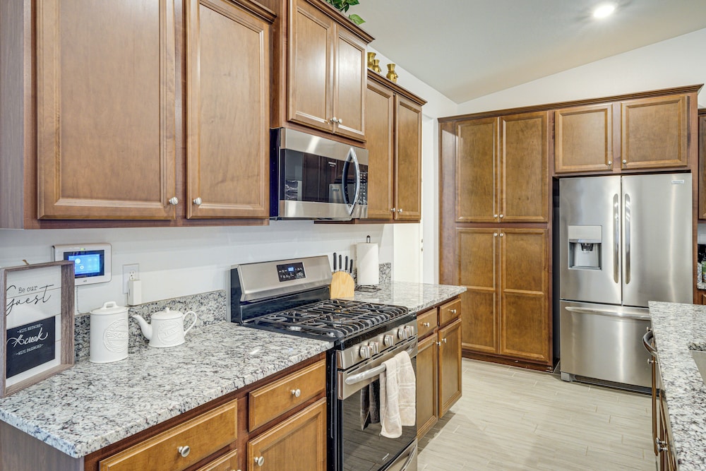 9 Mi to Dtwn Bakersfield: Pet-friendly Home
