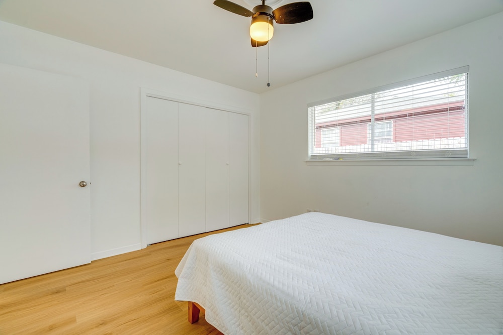 1/2 Mi to UT Austin Campus: Well-equipped Duplex!