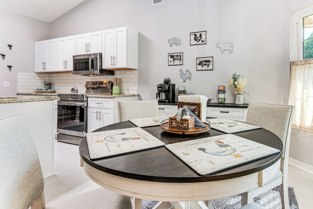 1 Mi to Zoo: 'rustic Bungalow' Gem in Gulf Breeze!
