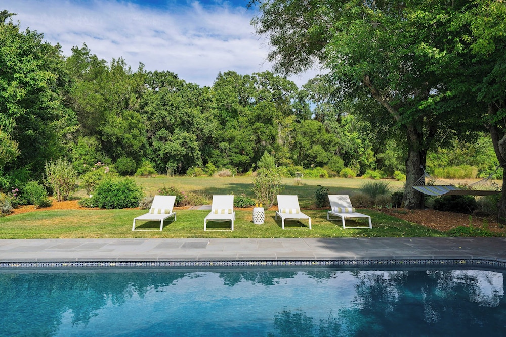 Glen Ellen Escape 5BR Retreat w/ Pool, Hot Tub, Hammocks & Vineyard Views