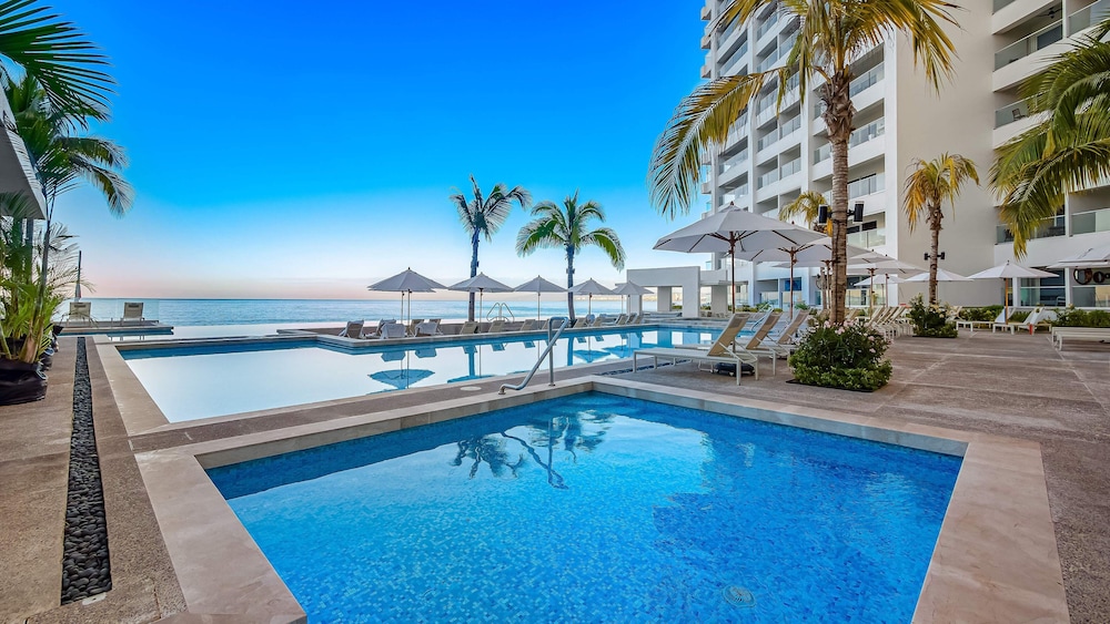 Stunning Beachfront Condo - Sea Views