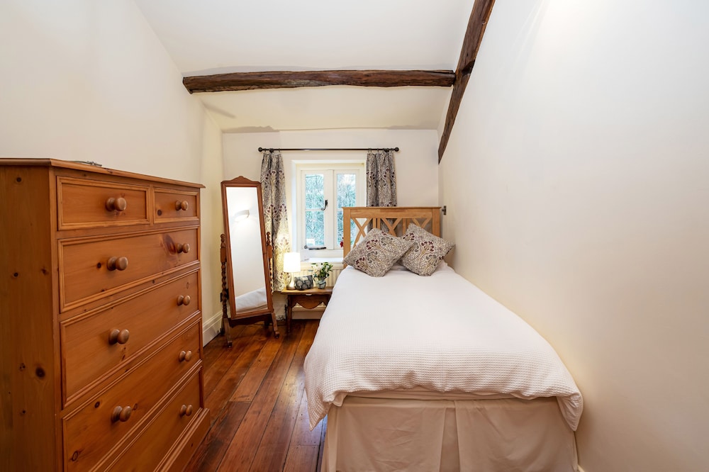 Ingleton 2-bed Cottage, Sleeps 4, Pet Ok & Parking view 3