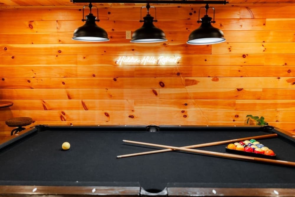 Sleeps 16! Luxury Cabin With Game Room & Hot Tub