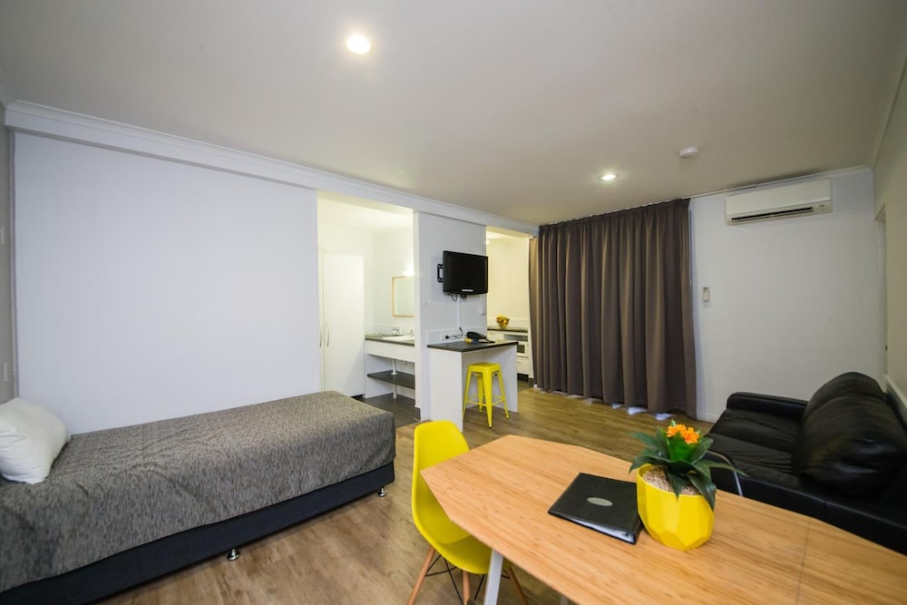 Glenmore Palms Motel