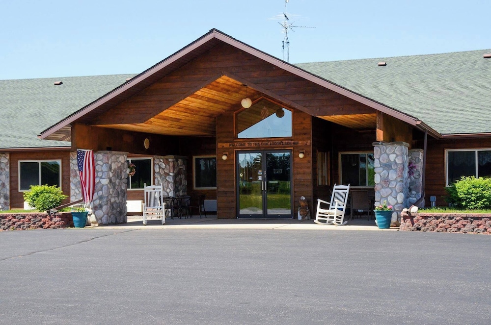 Hotel Chicaugon Lake Inn