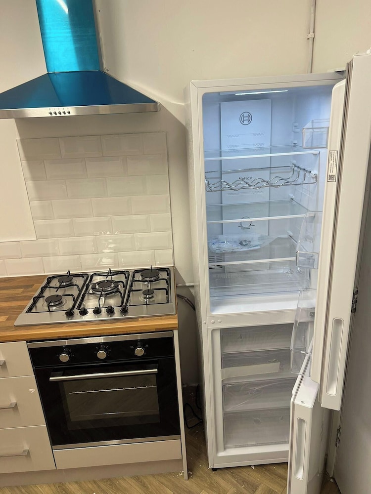 5 Bedroom Cosy Bloxwich Stay - Wifi & Free Parking