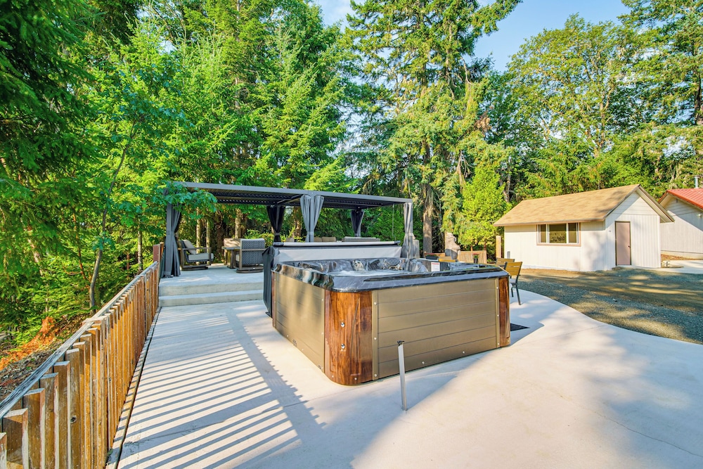 4 Mi to River: Umpqua Valley Villa w/ Fire Pit!