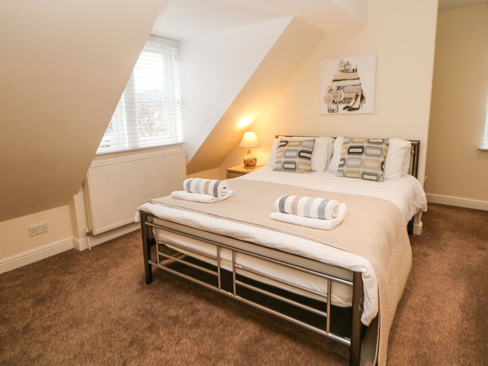 1 Knowleston House