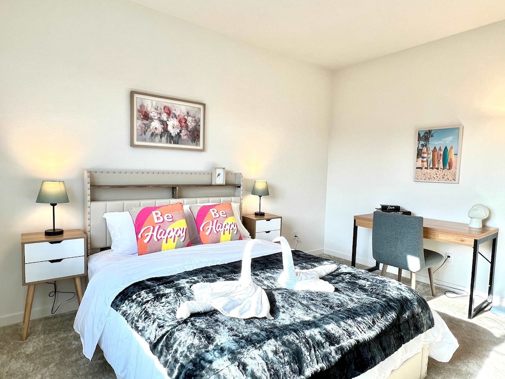 Sunny Stylish Near LA 4BR Home w Desks Lounge