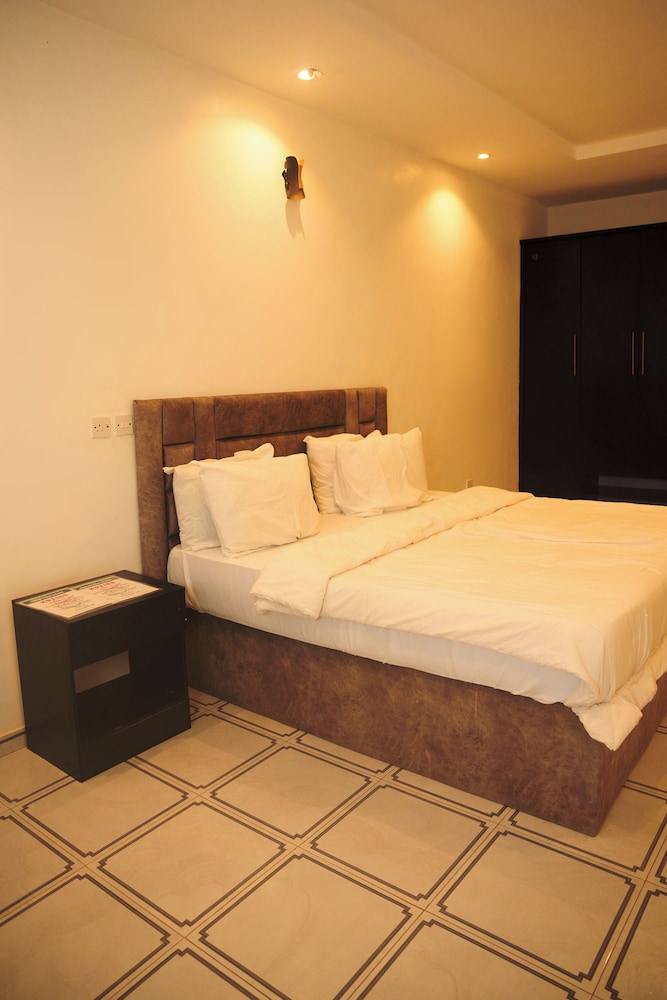 CREMYARK HOME APARTMENTS
