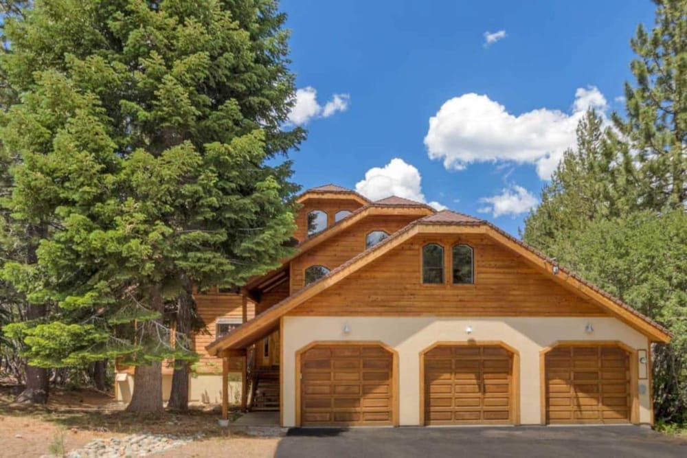 Black Bear by Avantstay Spacious Viking Lodge in Tahoe Donner w/ Game Room & Hot Tub!