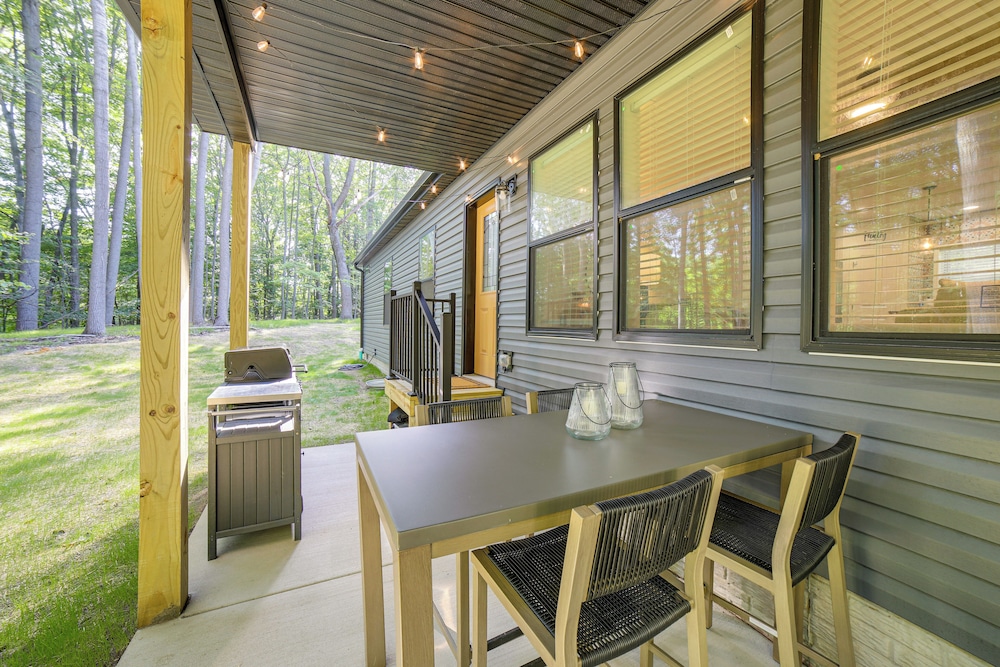 Lake Access, Pools & More: Family Home in Stanwood