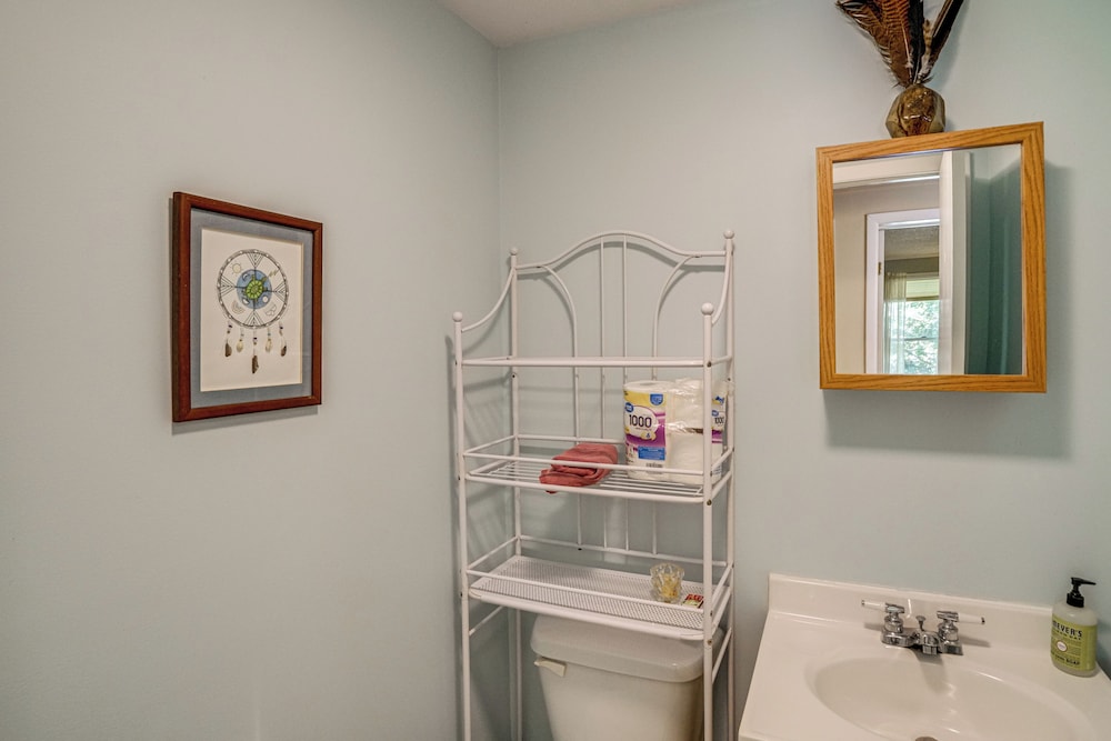 Quiet All-season Creekside Escape in Upstate!