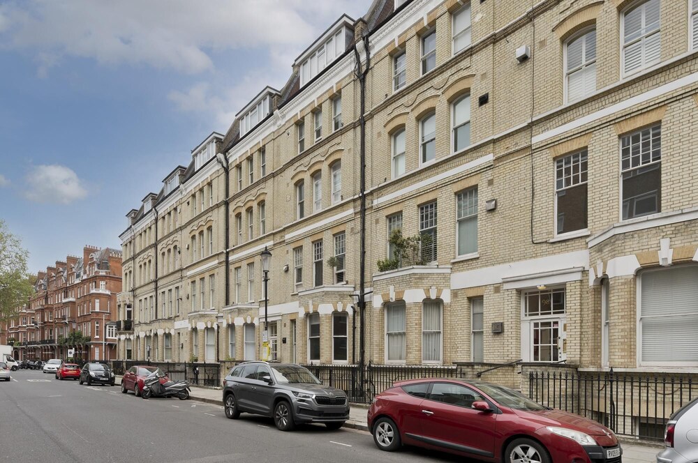 Immaculate two Bedroom Apartment in Chelsea by Underthedoormat