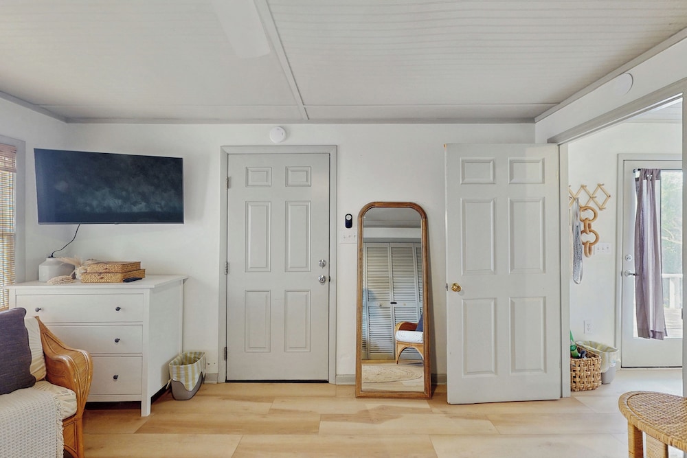 1BR Home w/ Outdoor Shower, Steps to Beach