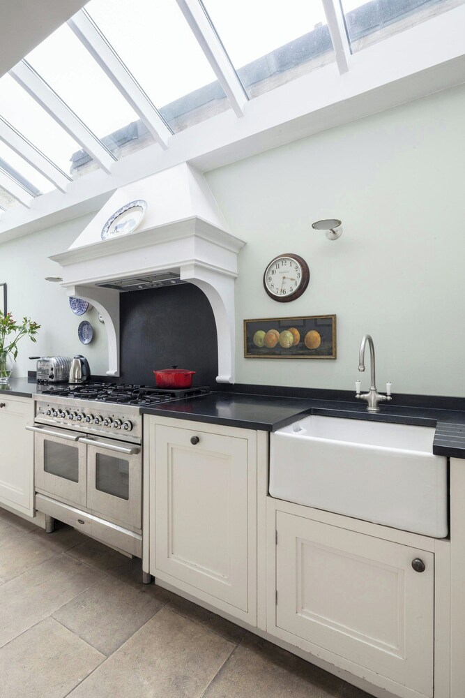 Winchendon Road by Onefinestay