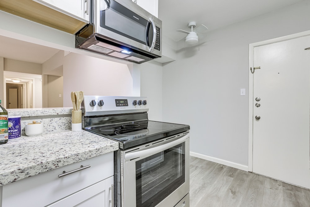 2 Mi to The Galleria: Uptown Houston Retreat!