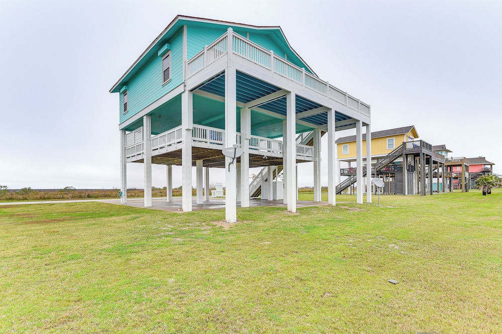 Walk to Beach: Home w/ Hot Tub & Deck in Gilchrist