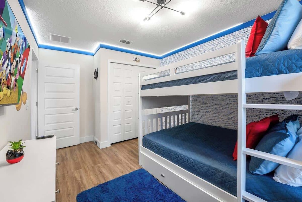Beautiful 4BR Home w/ Modern Design