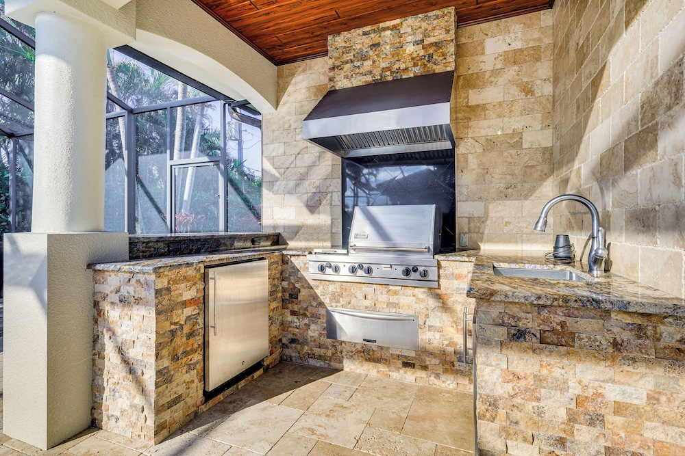 3 Mi to Bonita Beach: Outdoor Oasis w/ Pool & Spa!