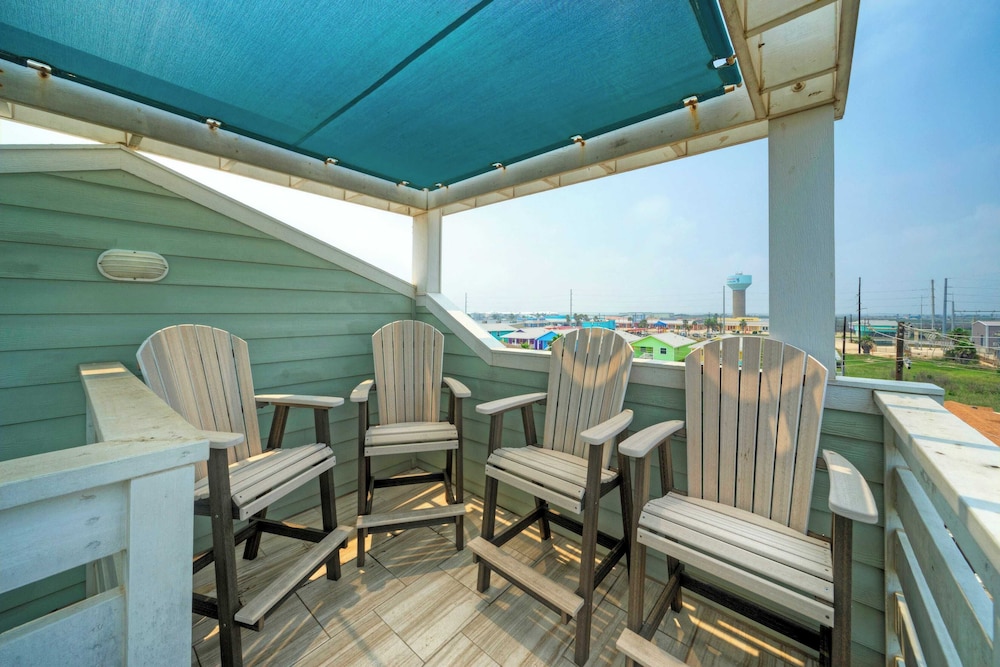 Saltwater Pool, Rooftop Deck w/ View, Near Beach The Blue Crab by Avantstay