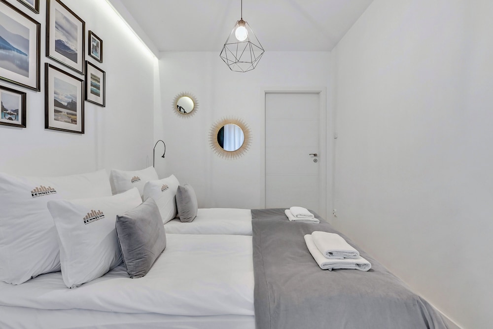 Aura - Riverside & Parking by Downtown Apartments