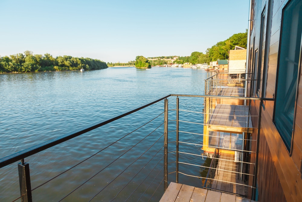 ArkaBarka Floating Hostel and Apartments