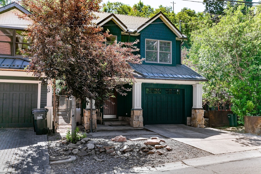 Red Hawk by Avantstay Charming Cabin w Theatre Spa 5mins to Deer Valley Mtn