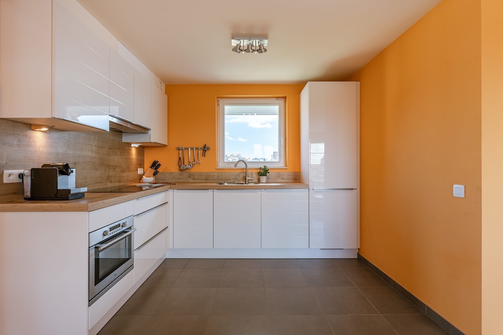 Huswell - Apartment With Sunny Terrace and Parking