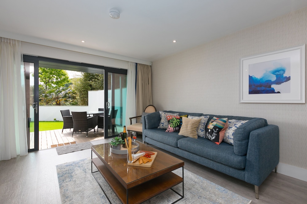Peninsula Apartment 2