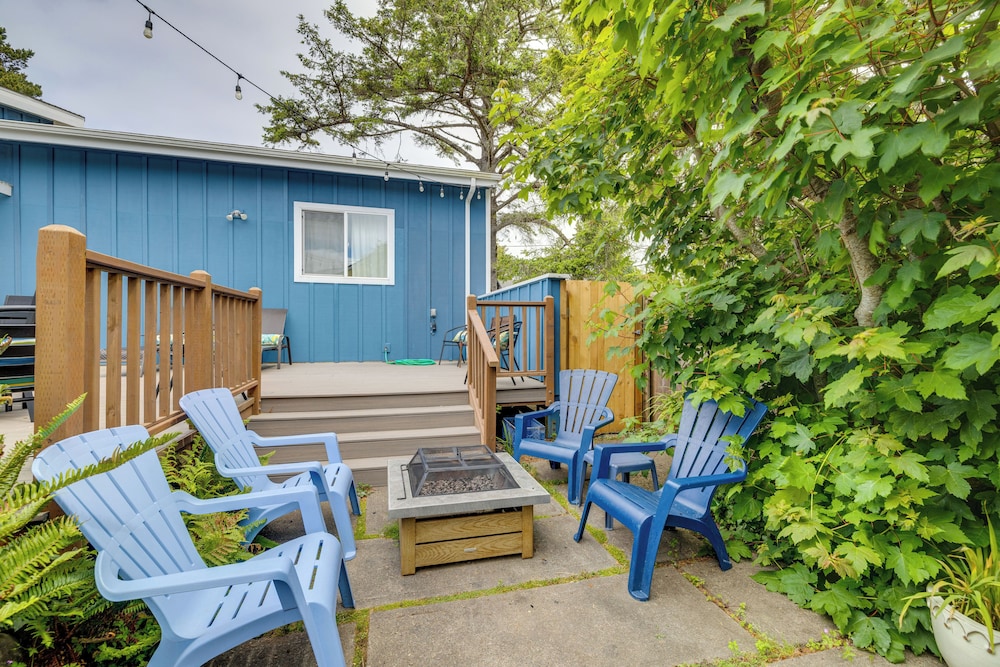 House w/ Hot Tub & Deck - Walk to Seaside Beach! view 4