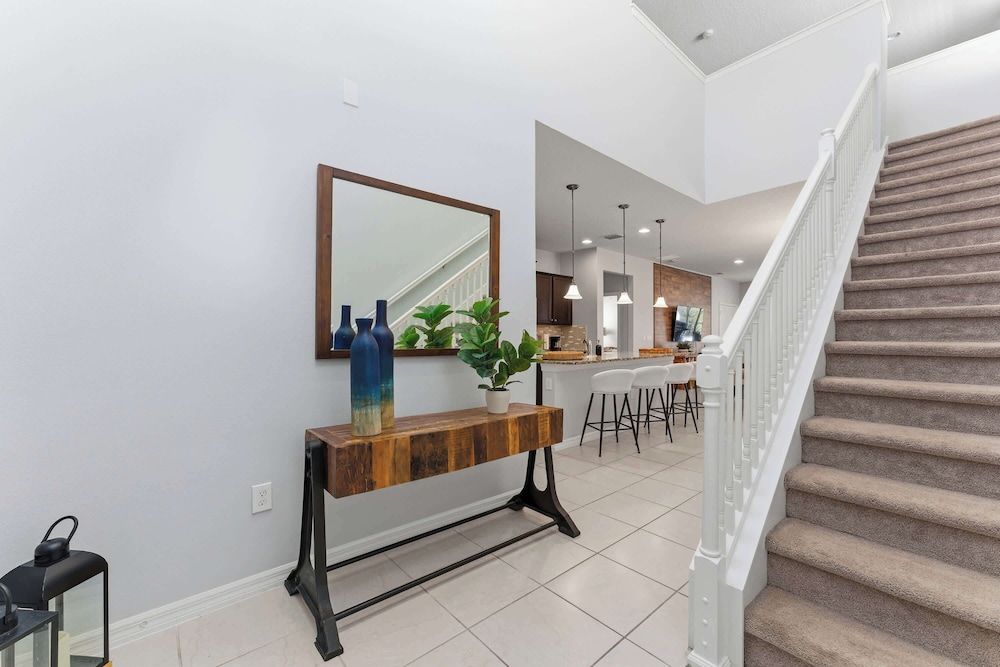 Family 6BR Home, Pool & Game Room