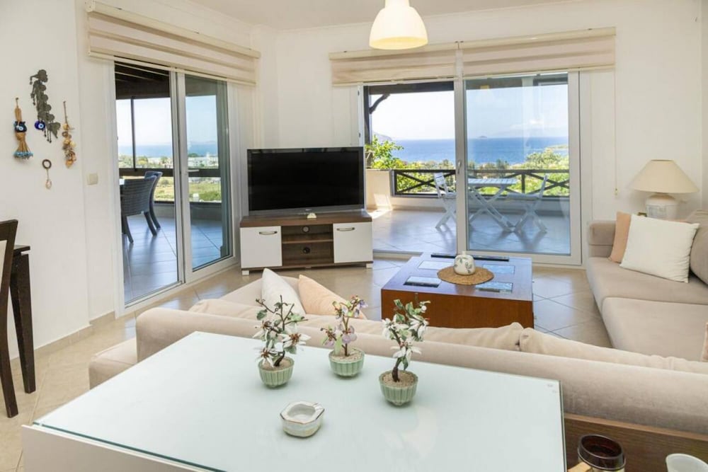Cozy Flat With Sea View and Shared Pool in Bodrum view 2