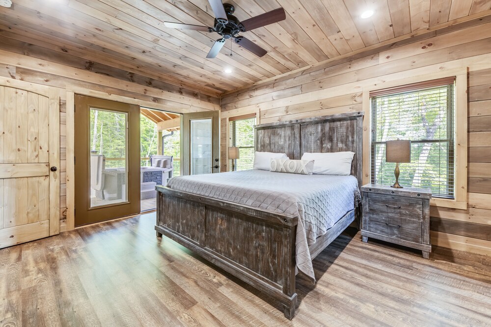 Stone Mountain Lodge 4 Bedroom Cabin by RedAwning view 2